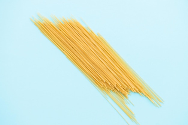 Pâtes spaghetti sur fond bleu d'en haut