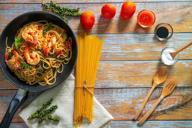 pâtes spaghetti de grains entiers aux crevettes et brocoli vue de dessus copie espace
