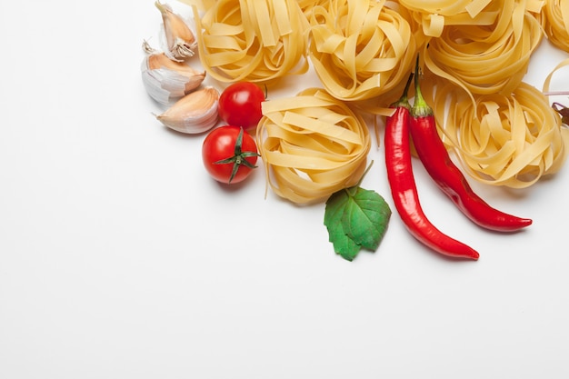 Pâtes Spaghetti avec des ingrédients pour la cuisson des pâtes sur blanc