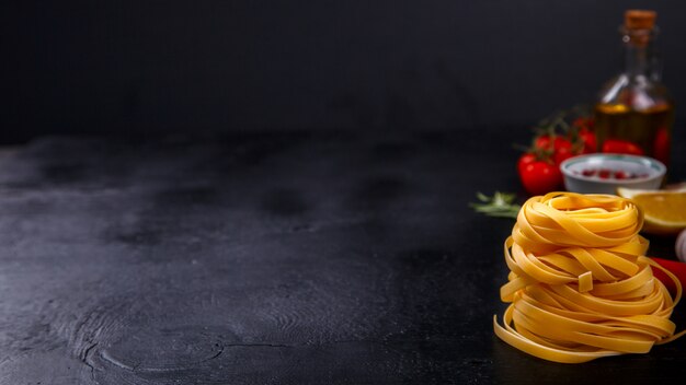 Pâtes Spaghetti avec des ingrédients pour la cuisson des pâtes