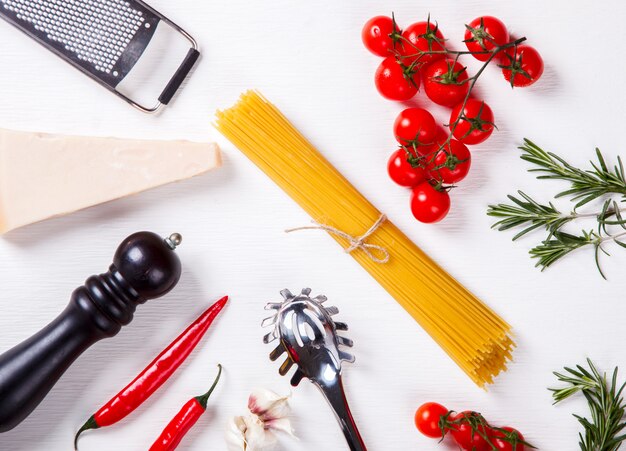 Pâtes Spaghetti avec des ingrédients pour la cuisson des pâtes