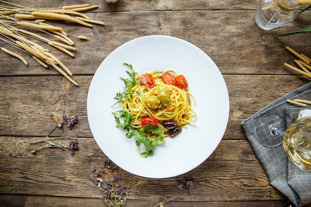 Pâtes spaghetti italiennes aux olives et tomates