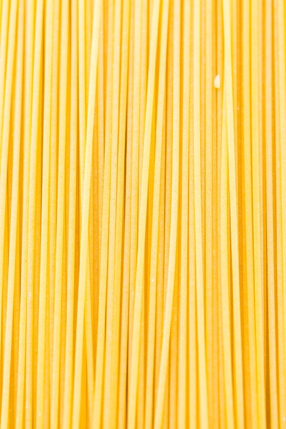 Pâtes spaghetti jaune biologique sur fond blanc.