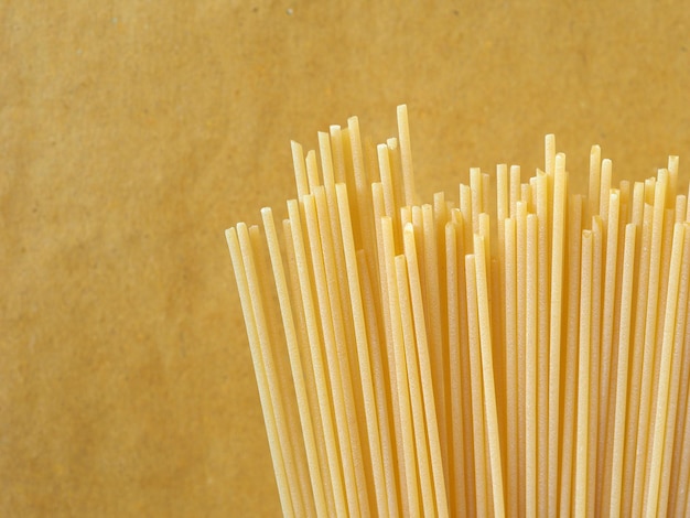 Pâtes spaghetti sur jaune