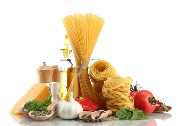 Pâtes spaghetti légumes épices et huile isolées sur blanc