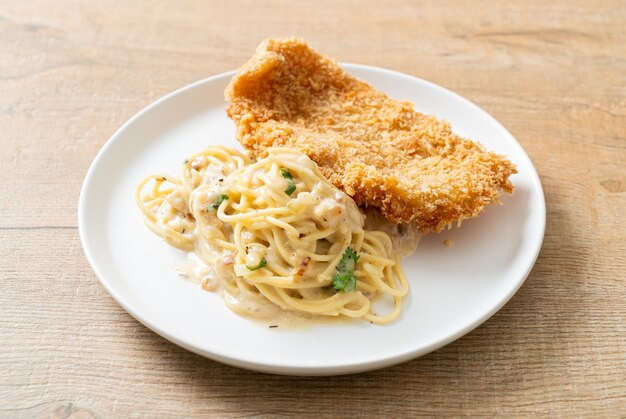 pâtes spaghetti maison sauce crème blanche avec poisson frit