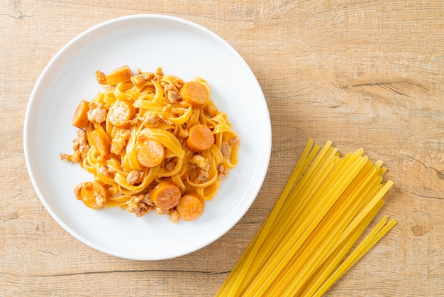 pâtes spaghetti maison saucisse et porc émincé