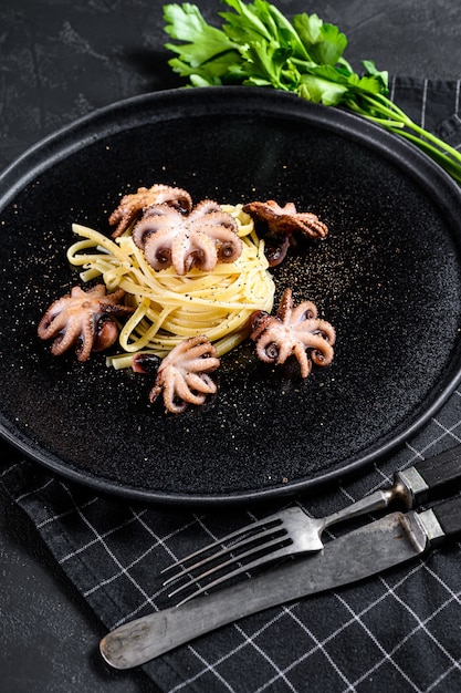 Pâtes spaghetti avec mini poulpe grillé. Vue de dessus