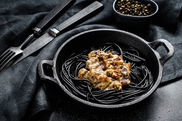 Pâtes spaghetti noires au saumon et sauce à la crème