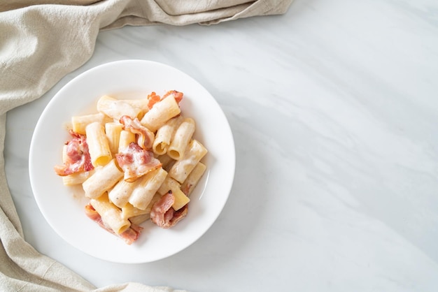 Pâtes spaghetti rigatoni avec sauce blanche et bacon