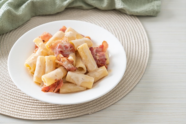 Pâtes spaghetti rigatoni avec sauce blanche et bacon