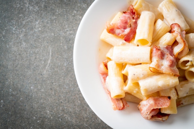 Pâtes spaghetti rigatoni avec sauce blanche et bacon