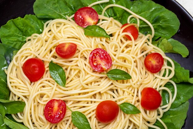 Pâtes spaghetti à la roquette et aux tomates cerises