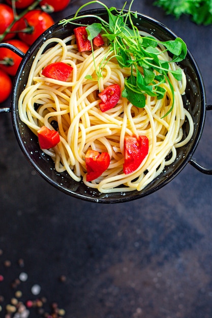 Pâtes spaghetti avec salade de tomates et légumes macaroni