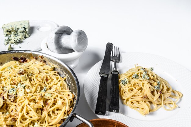 Pâtes spaghetti avec sauce au fromage bleu Gorgonzola. fond blanc