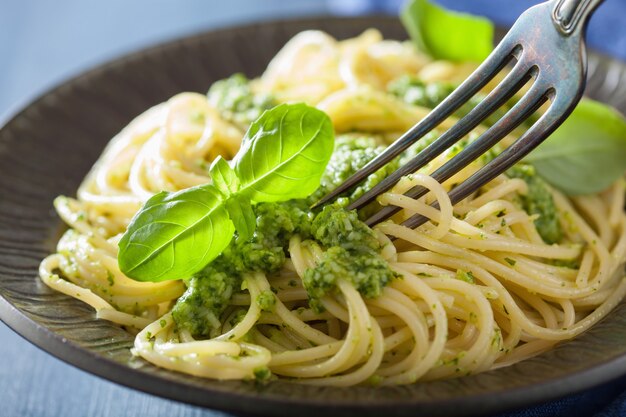 Pâtes spaghetti avec sauce au pesto sur bleu