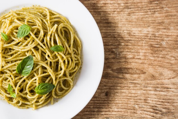 Pâtes Spaghetti Avec Sauce Au Pesto Sur L'espace De Copie De Table En Bois