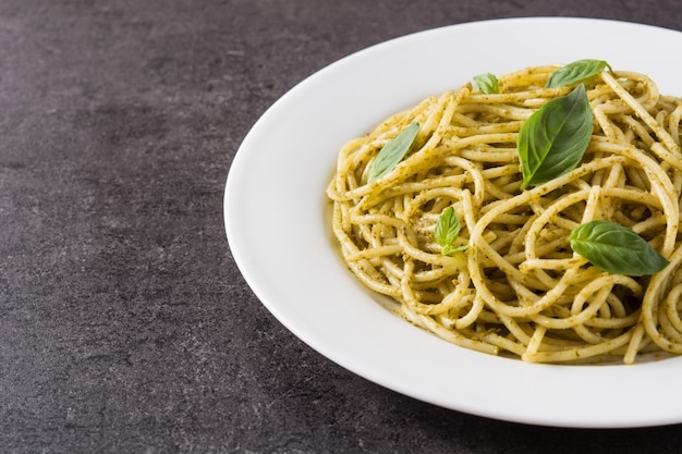 Pâtes spaghetti à la sauce au pesto