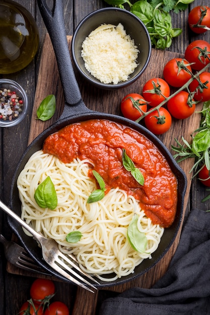 Pâtes spaghetti à la sauce tomate et basilic sur bois