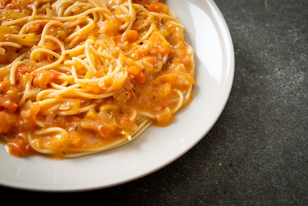 pâtes spaghetti avec sauce tomate crémeuse ou sauce rose