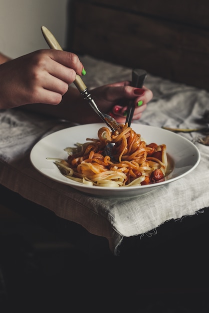 pâtes spaghetti ou tagliatelles à la sauce tomate et saucisses