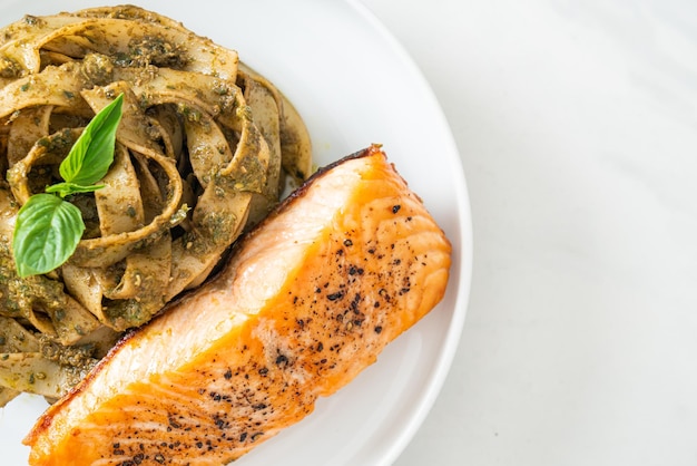 pâtes spaghettis au pesto fettuccine maison avec filet de saumon grillé