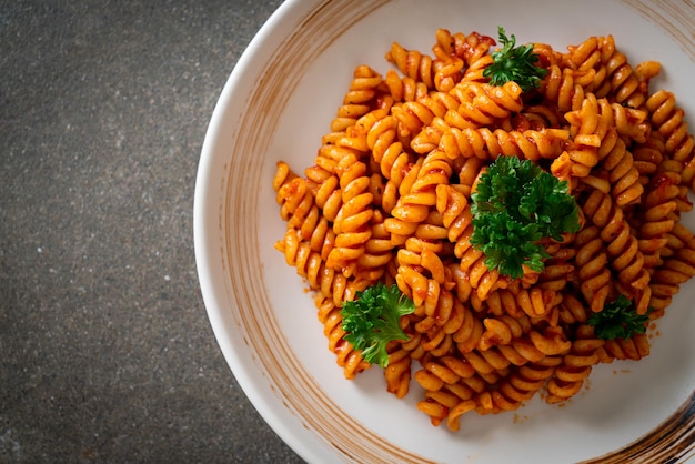 pâtes en spirale ou spirali avec sauce tomate et persil - style cuisine italienne