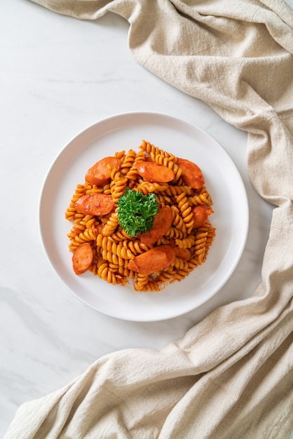 pâtes en spirale ou spirali avec sauce tomate et saucisse - style cuisine italienne