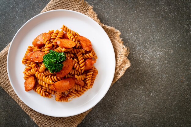 pâtes en spirale ou spirali avec sauce tomate et saucisse - style de cuisine italienne