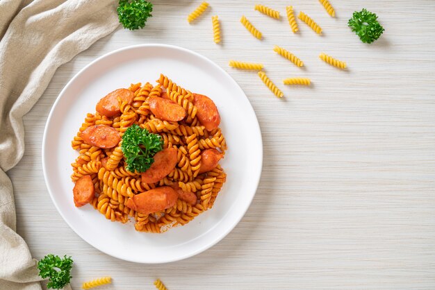 pâtes en spirale ou spirali avec sauce tomate et saucisse - style de cuisine italienne