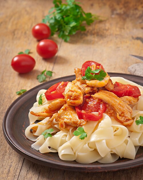 pâtes tagliatelles aux tomates et au poulet