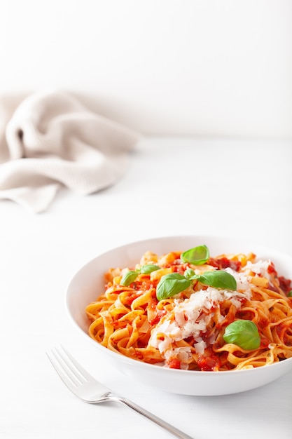 Pâtes tagliatelles à la sauce tomate parmesan basilic