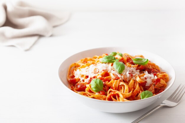 Pâtes tagliatelles à la sauce tomate parmesan basilic