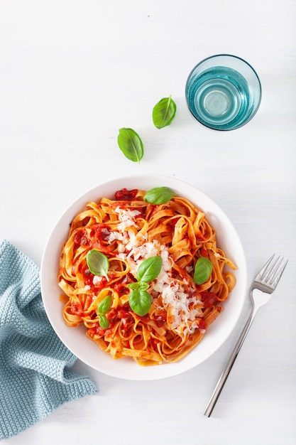 Pâtes tagliatelles à la sauce tomate parmesan basilic