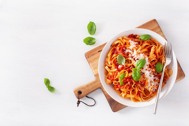 Pâtes tagliatelles à la sauce tomate parmesan basilic