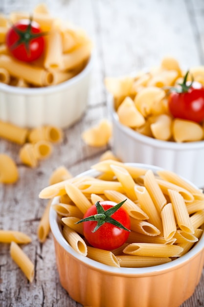 Pâtes et tomates cerises non cuites