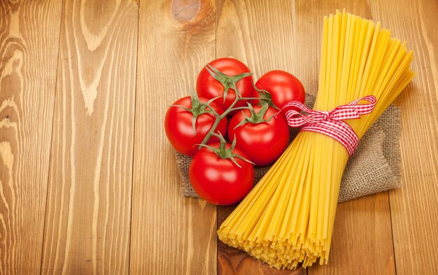 Pâtes et tomates sur fond de table en bois avec espace de copie