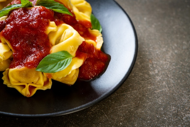 Pâtes tortellini italiennes à la sauce tomate - style de cuisine italienne