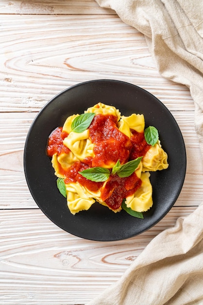 Pâtes tortellini italiennes à la sauce tomate