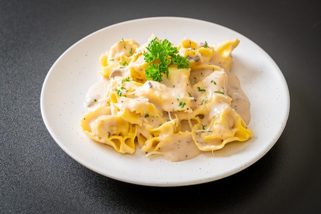 pâtes tortellini avec sauce à la crème de champignons et fromage - cuisine italienne