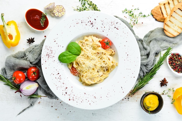 Pâtes traditionnelles italiennes au parmesan et tomates Vue de dessus Espace de copie gratuit