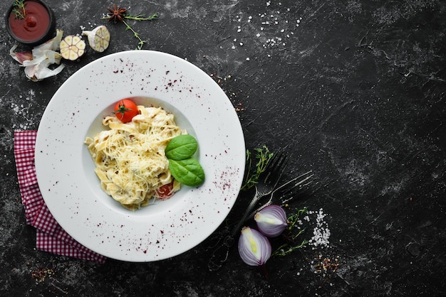 Pâtes traditionnelles italiennes au parmesan et tomates Vue de dessus Espace de copie gratuit