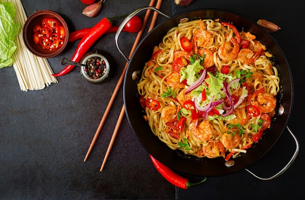 Pâtes Udon Aux Crevettes, Tomates Et Paprika. Vue De Dessus