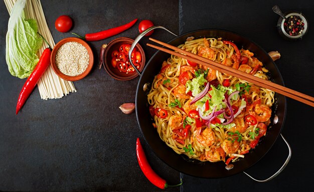 Pâtes Udon aux crevettes, tomates et paprika. Vue de dessus