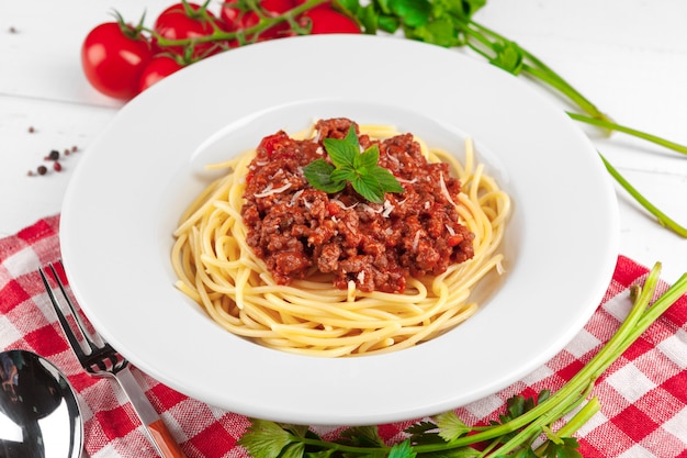 Pâtes à La Viande, Sauce Tomate Et Légumes Sur La Table