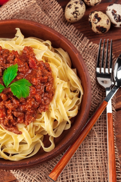 Pâtes à la viande, sauce tomate et légumes sur la table