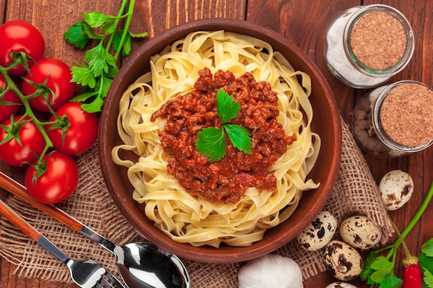 Pâtes à la viande, sauce tomate et légumes sur la table