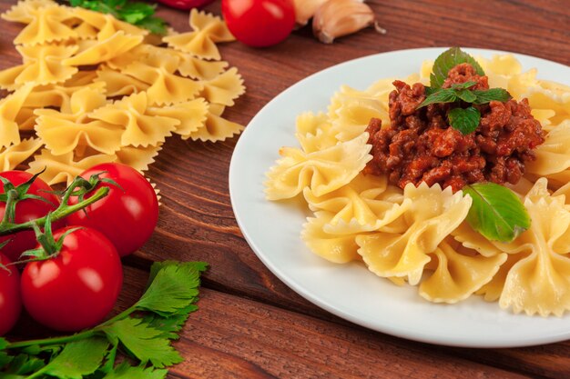 Pâtes à la viande, sauce tomate et légumes sur la table