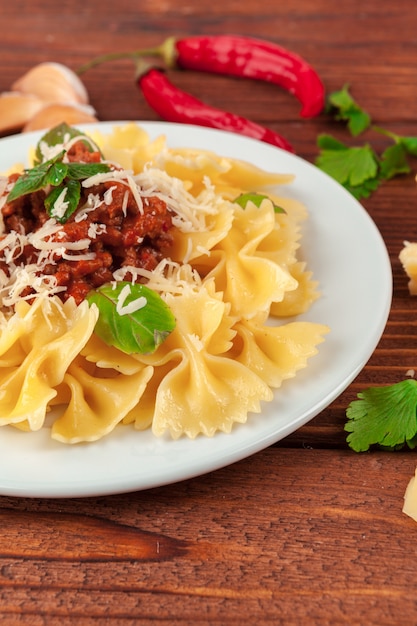 Pâtes à la viande, sauce tomate et légumes sur la table