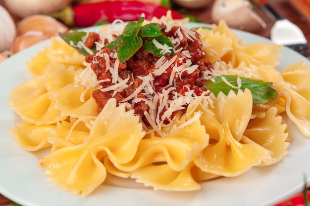 Pâtes à la viande, sauce tomate et légumes sur la table